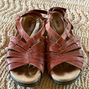 Earth shoes Rosso  Strappy sandal with arch support size 10B